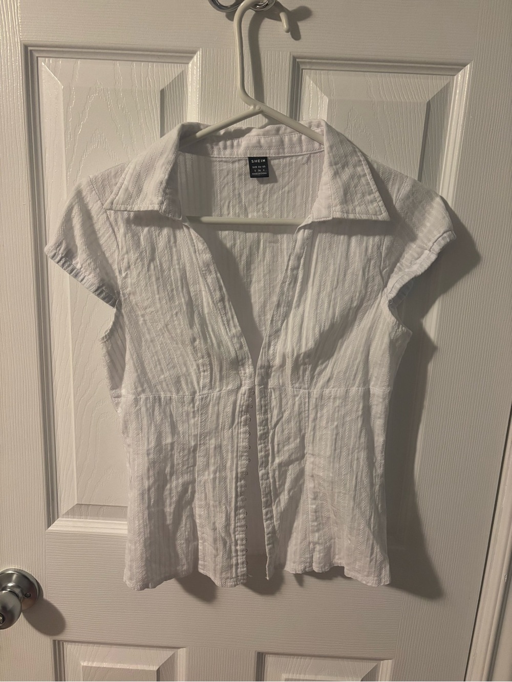 White button up cropped tee